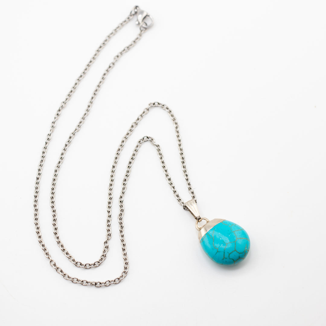 Collier avec pendentif en pierre précieuse howlite turquoise synthétique fabriqué à la main