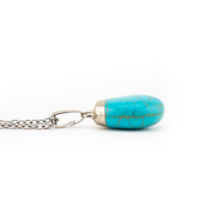 Collier avec pendentif en pierre précieuse howlite turquoise synthétique fabriqué à la main