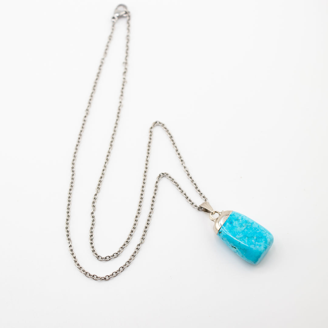 Collier avec pendentif en pierre précieuse howlite turquoise synthétique fabriqué à la main