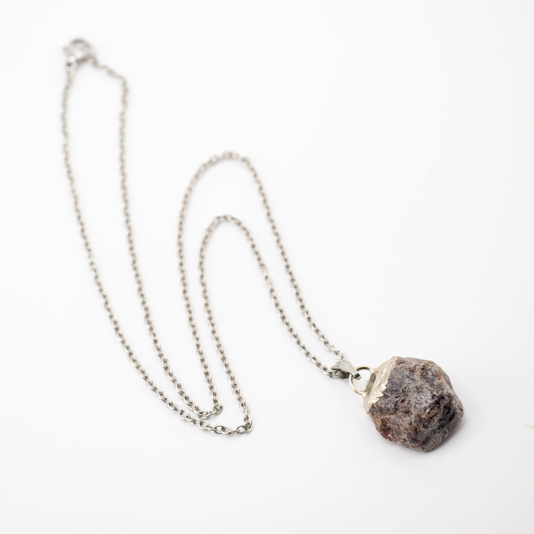 Collar con colgante de granate natural hecho a mano