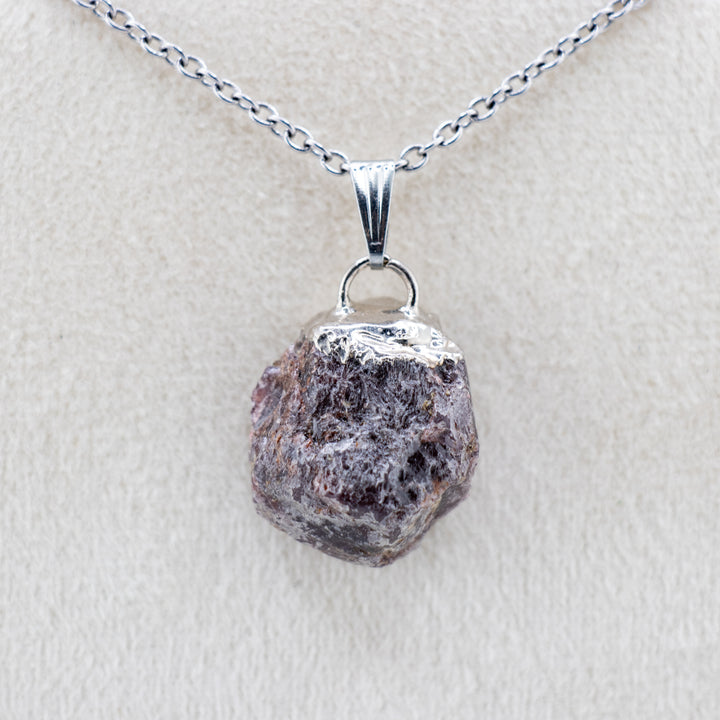 Collar con colgante de granate natural hecho a mano