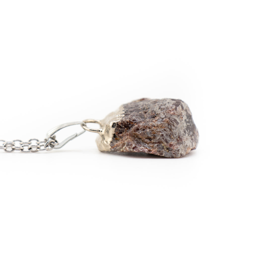 Collar con colgante de granate natural hecho a mano