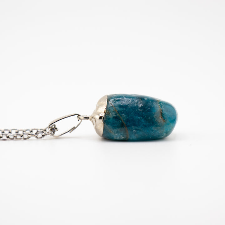 Collier avec pendentif en apatite bleue naturelle fabriqué à la main