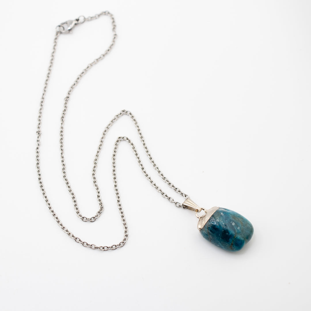 Collier avec pendentif en apatite bleue naturelle fabriqué à la main