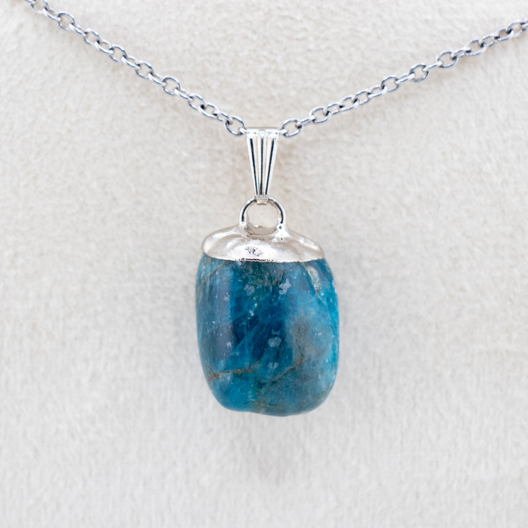 Collier avec pendentif en apatite bleue naturelle fabriqué à la main