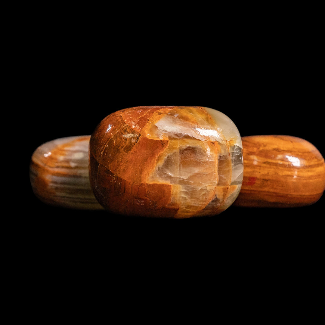 Piedra pulida de ónix con bandas verdes naturales: cristal pulido para una energía positiva y una decoración elegante.
