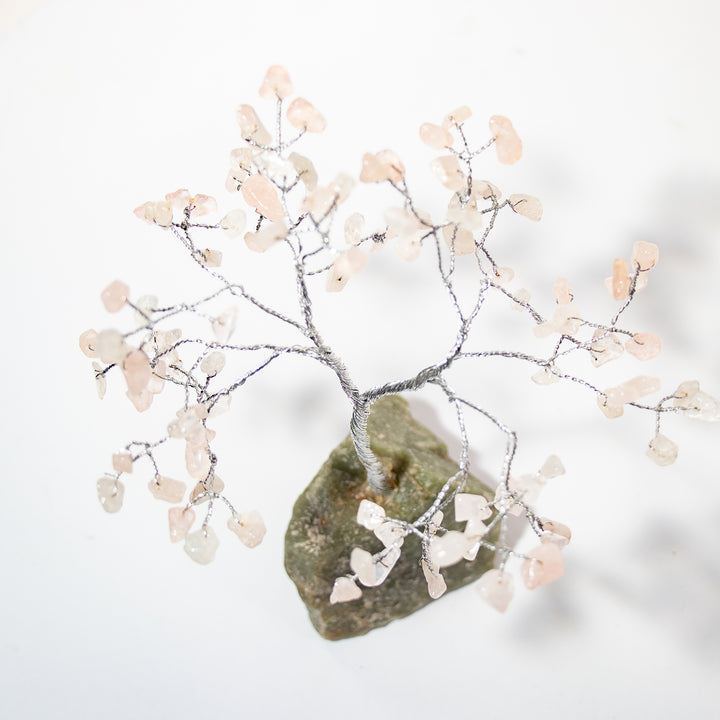 Árbol de piedras preciosas sobre base de piedra verde: decoración de cristal hecha a mano de 15 a 18 cm