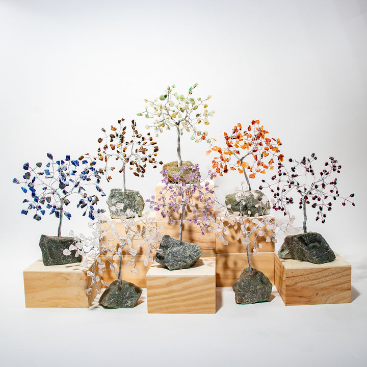 Árbol de piedras preciosas sobre base de piedra verde: decoración de cristal hecha a mano de 15 a 18 cm
