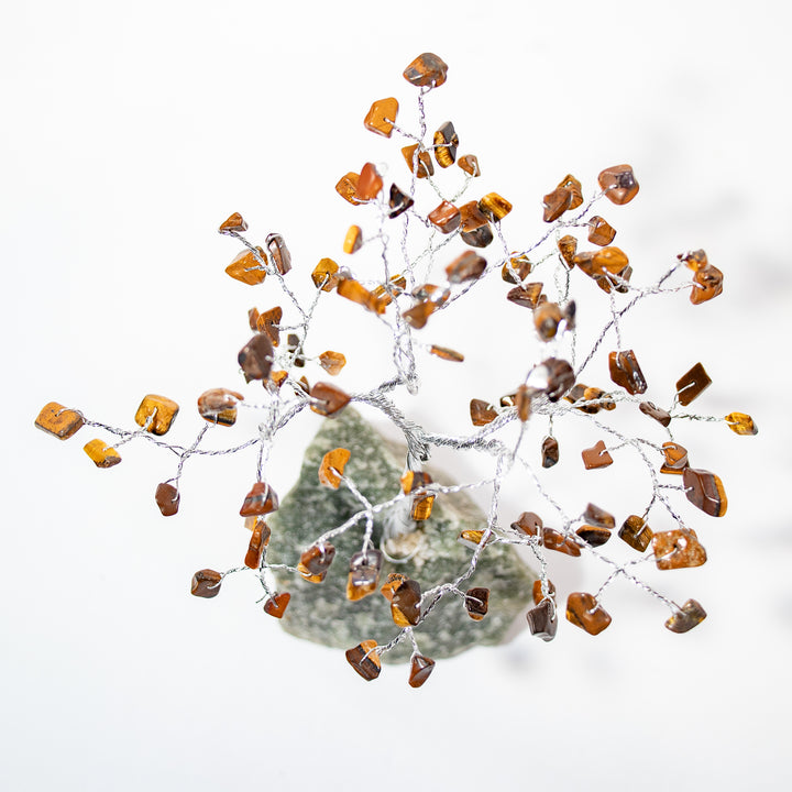 Árbol de piedras preciosas sobre base de piedra verde: decoración de cristal hecha a mano de 15 a 18 cm