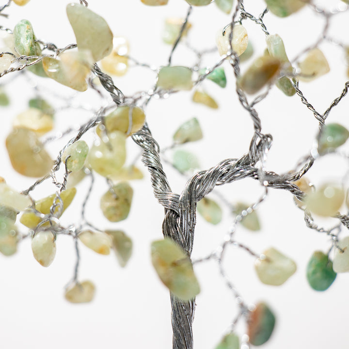 Árbol de piedras preciosas sobre base de piedra verde: decoración de cristal hecha a mano de 15 a 18 cm