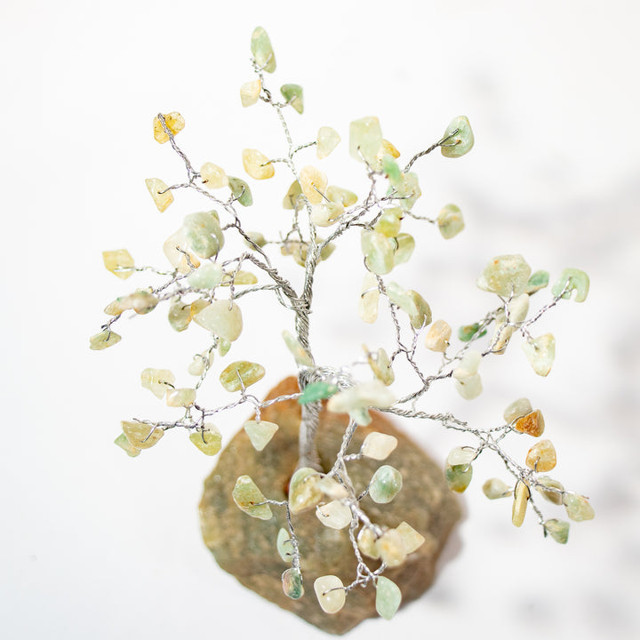 Árbol de piedras preciosas sobre base de piedra verde: decoración de cristal hecha a mano de 15 a 18 cm