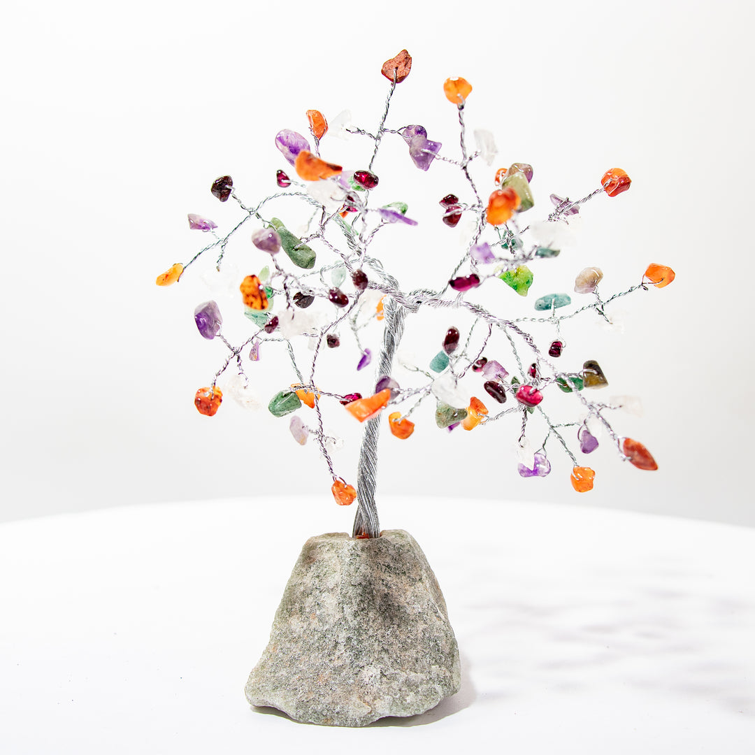 Arbre de 18 cm avec pierres précieuses mélangées et base en pierre verte