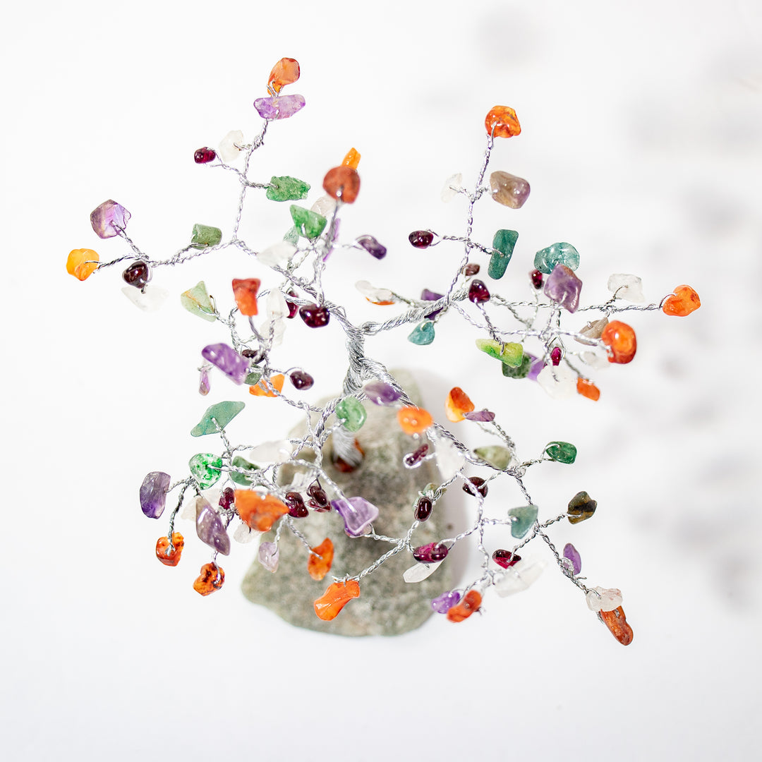 Arbre de 18 cm avec pierres précieuses mélangées et base en pierre verte