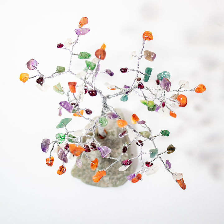 Arbre de 18 cm avec pierres précieuses mélangées et base en pierre verte