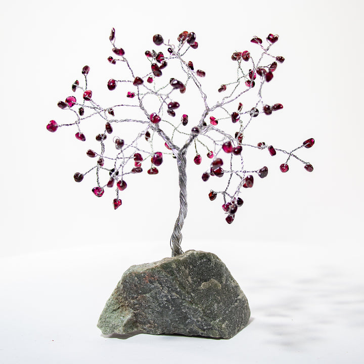 Árbol de piedras preciosas sobre base de piedra verde: decoración de cristal hecha a mano de 15 a 18 cm