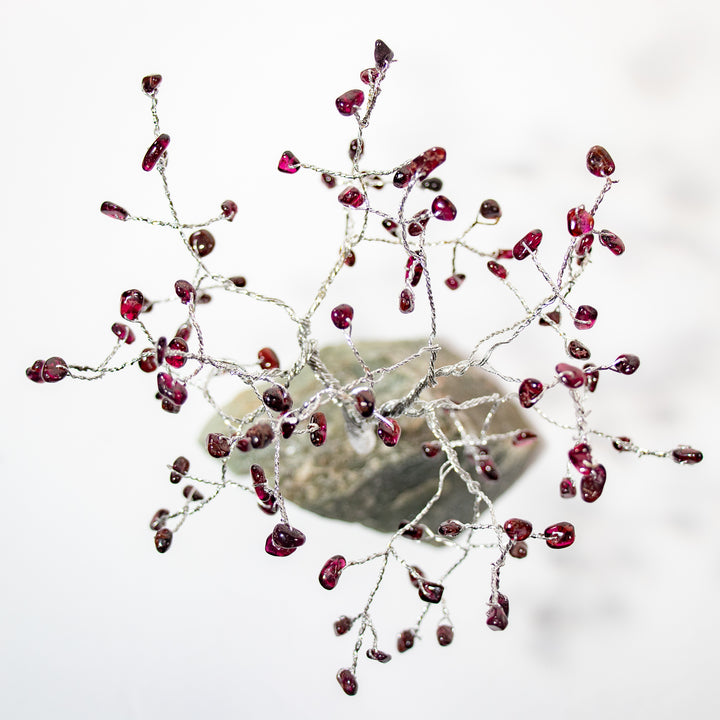 Árbol de piedras preciosas sobre base de piedra verde: decoración de cristal hecha a mano de 15 a 18 cm