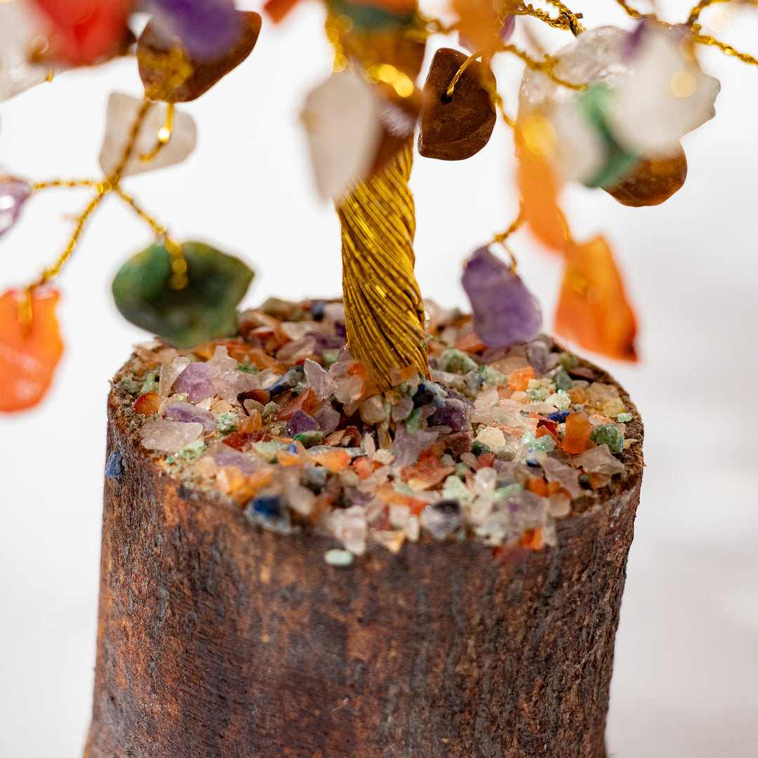Árbol de piedras preciosas mixtas de 10" con base de madera