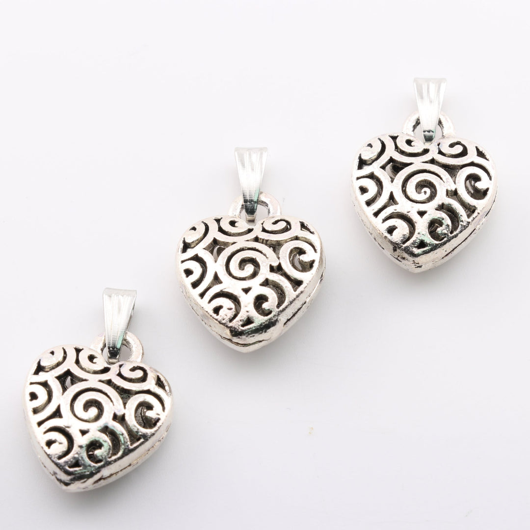 Pendentif cœur chic en laiton argenté, fabriqué à la main – Découvrez l'étreinte de l'amour