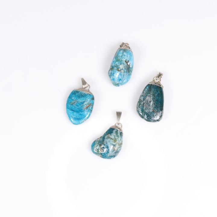 Collier avec pendentif en apatite bleue naturelle fabriqué à la main