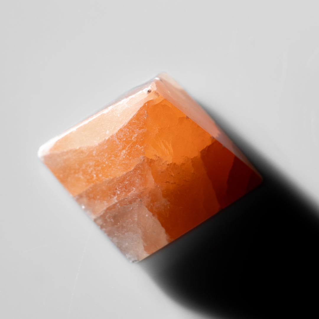 Pyramide de sélénite orange naturelle – Cristal de sélénite de 5 cm – Pierre de guérison purifiante et rechargée