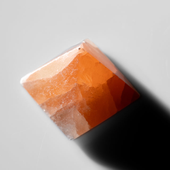 Pyramide de sélénite orange naturelle – Cristal de sélénite de 5 cm – Pierre de guérison purifiante et rechargée