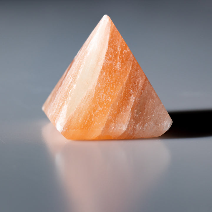 Pyramide de sélénite orange naturelle – Cristal de sélénite de 5 cm – Pierre de guérison purifiante et rechargée