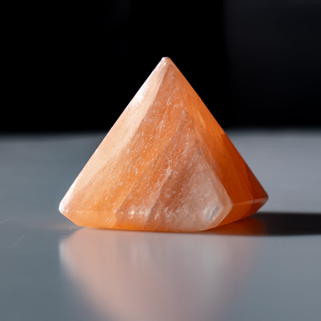 Pyramide de sélénite orange naturelle – Cristal de sélénite de 5 cm – Pierre de guérison purifiante et rechargée