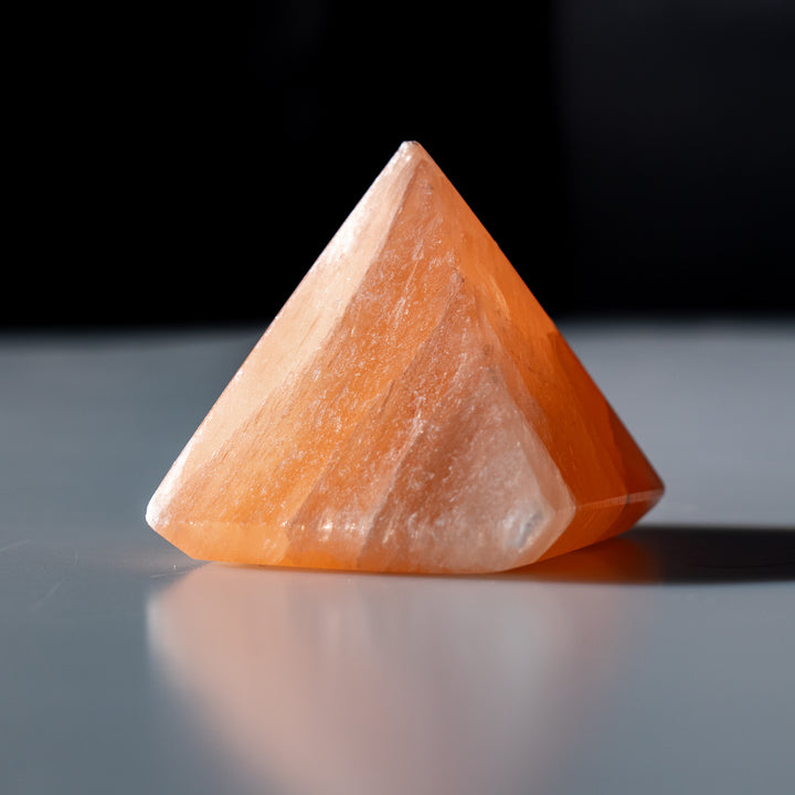 Pyramide de sélénite orange naturelle – Cristal de sélénite de 5 cm – Pierre de guérison purifiante et rechargée