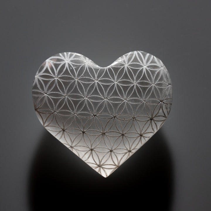 Cœur gravé en sélénite naturelle – Cristal de sélénite de 7,6 cm – Pierre de guérison purifiante et rechargée