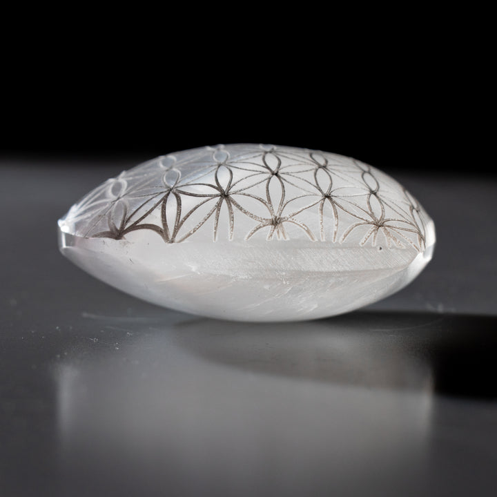 Cœur gravé en sélénite naturelle – Cristal de sélénite de 7,6 cm – Pierre de guérison purifiante et rechargée
