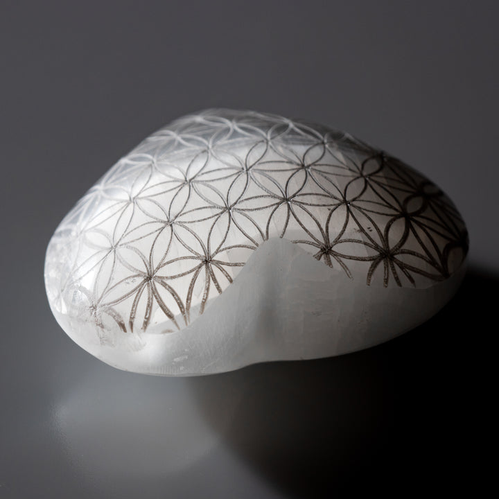 Cœur gravé en sélénite naturelle – Cristal de sélénite de 7,6 cm – Pierre de guérison purifiante et rechargée