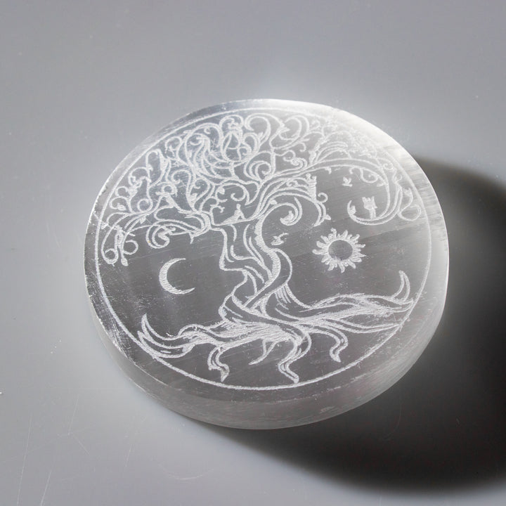 Plaque de charge ronde gravée en sélénite naturelle, arbre de vie, 7,6 cm, cristal de sélénite, pierre de guérison purifiante et rechargée