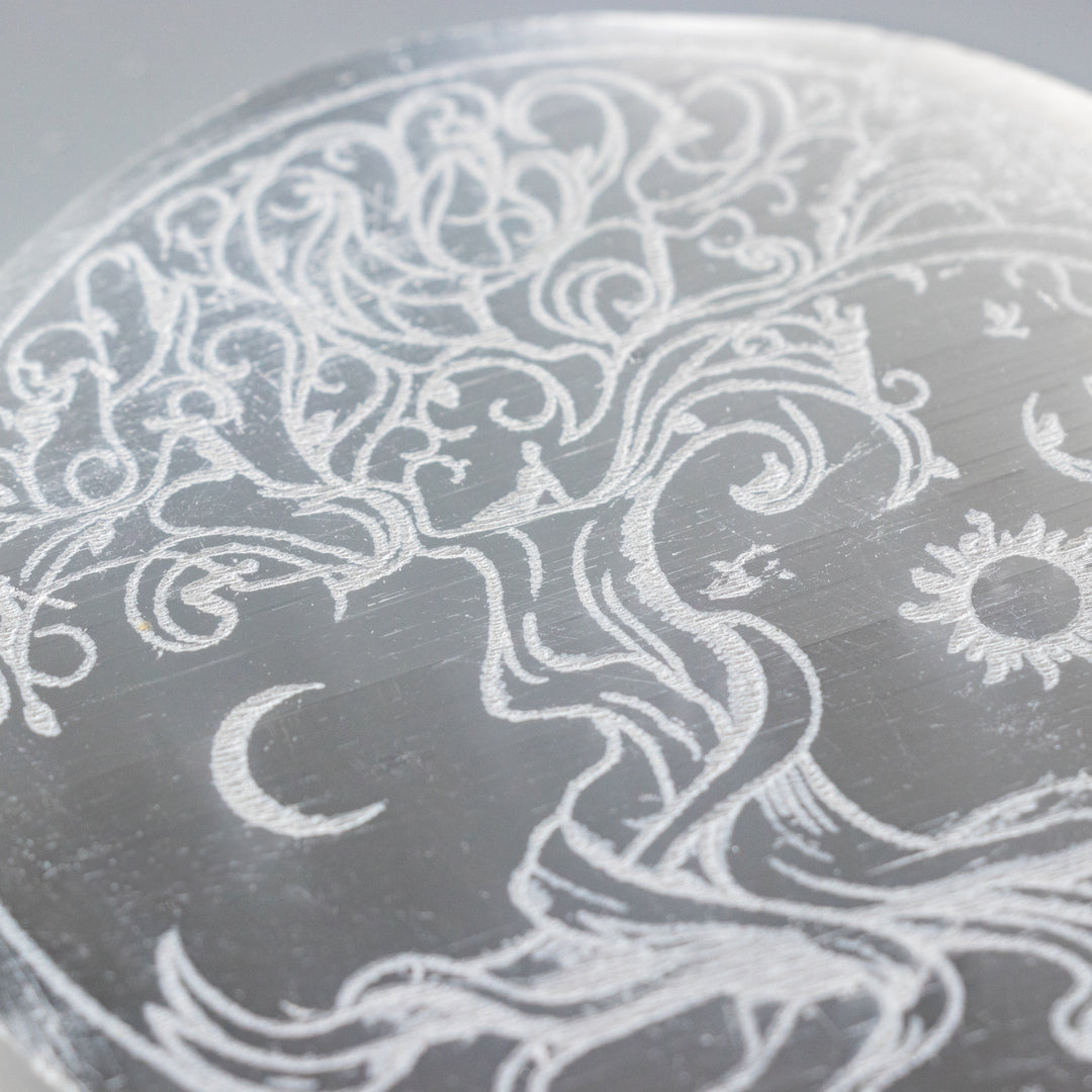 Plaque de charge ronde gravée en sélénite naturelle, arbre de vie, 7,6 cm, cristal de sélénite, pierre de guérison purifiante et rechargée