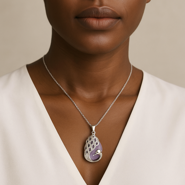 Collar de lágrima artesanal: amatista natural con motivo de pavo real