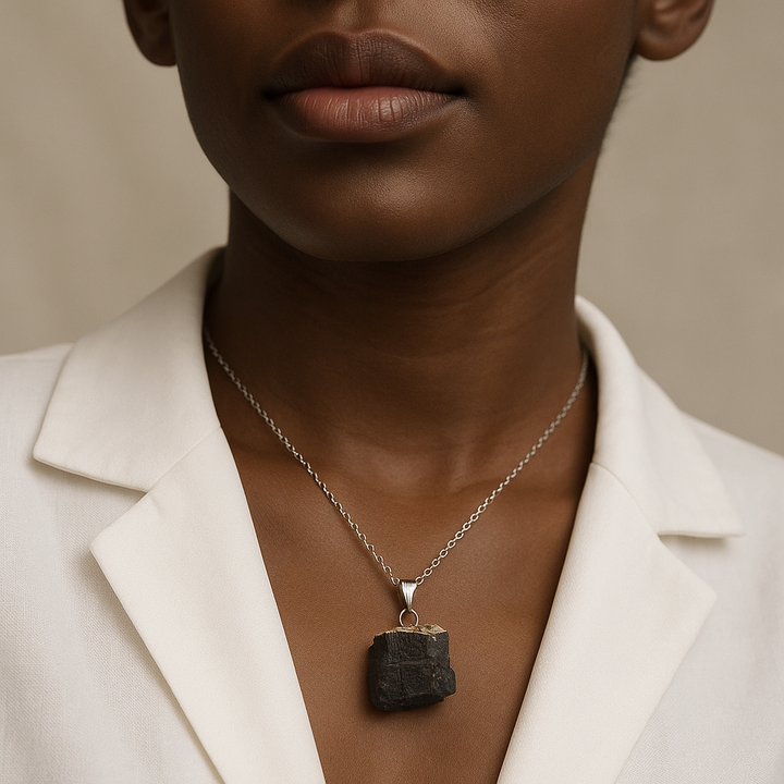 Collier avec pendentif en tourmaline noire naturelle fabriqué à la main