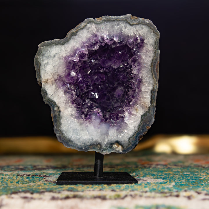 Geoda de amatista rara sobre soporte de metal