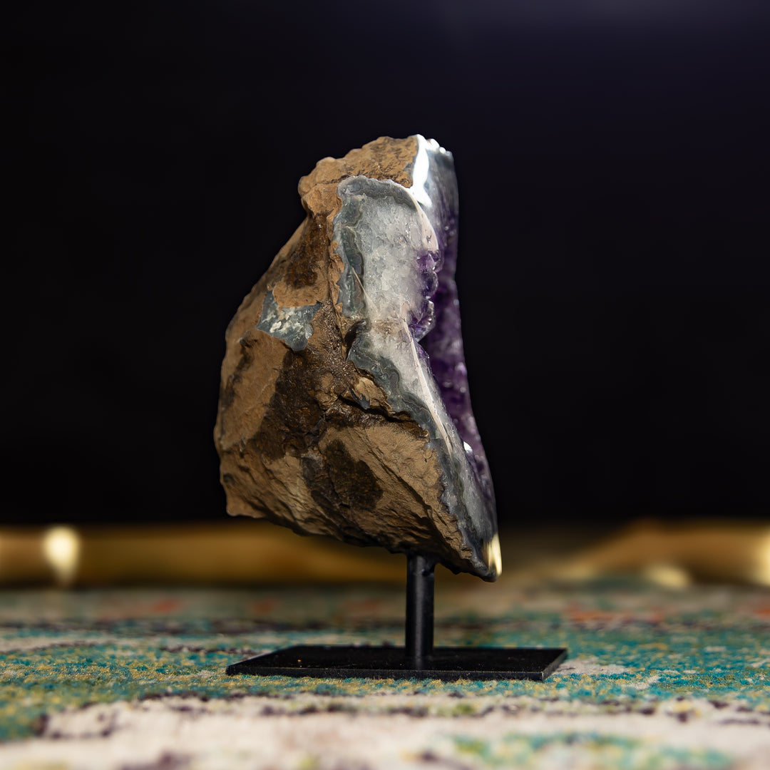 Geoda de amatista rara sobre soporte de metal