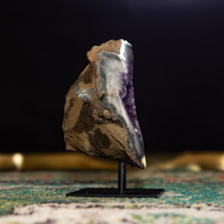 Geoda de amatista rara sobre soporte de metal