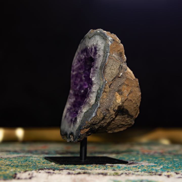 Geoda de amatista rara sobre soporte de metal