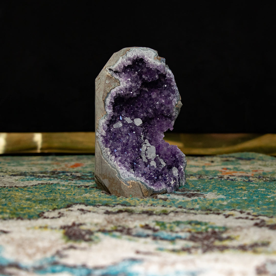 Geoda de amatista rara con base tallada – "Celestial Vale"