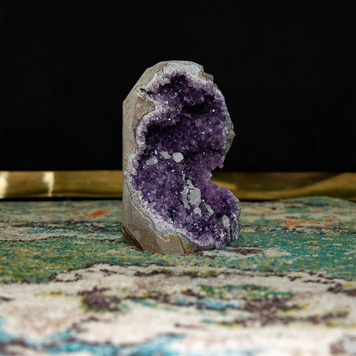 Geoda de amatista rara con base tallada – "Celestial Vale"