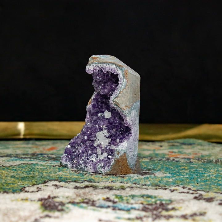 Geoda de amatista rara con base tallada – "Celestial Vale"