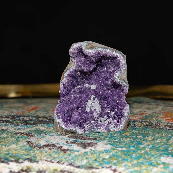 Geoda de amatista rara con base tallada – "Celestial Vale"