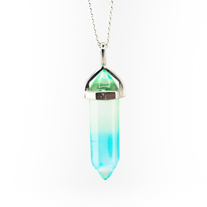 Collier pendentif en pointe de quartz Aura fabriqué à la main