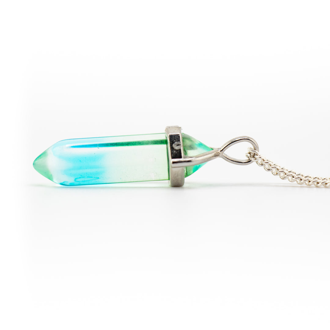 Collier pendentif en pointe de quartz Aura fabriqué à la main