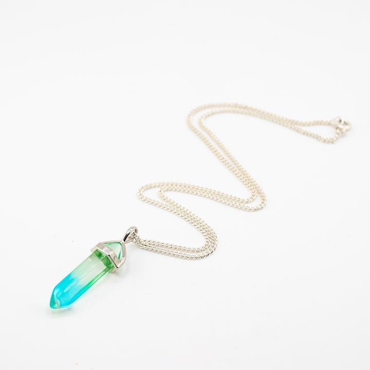 Collier pendentif en pointe de quartz Aura fabriqué à la main