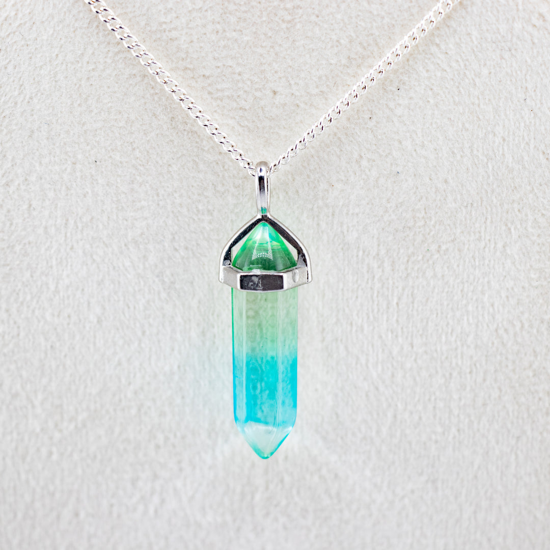 Collier pendentif en pointe de quartz Aura fabriqué à la main