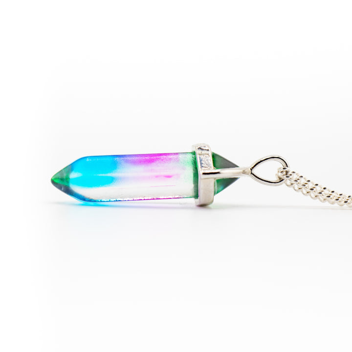 Collier pendentif en pointe de quartz Aura fabriqué à la main