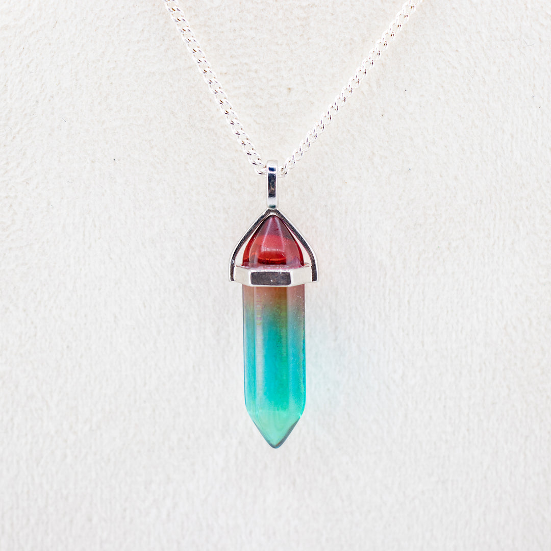 Collier pendentif en pointe de quartz Aura fabriqué à la main