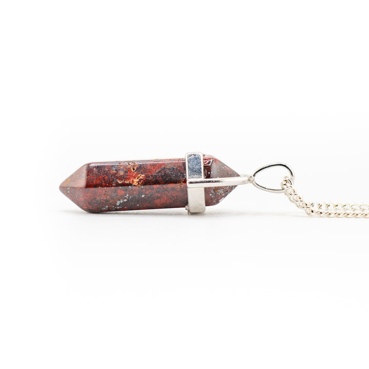 Collar con colgante de punta de piedra de sangre natural hecho a mano